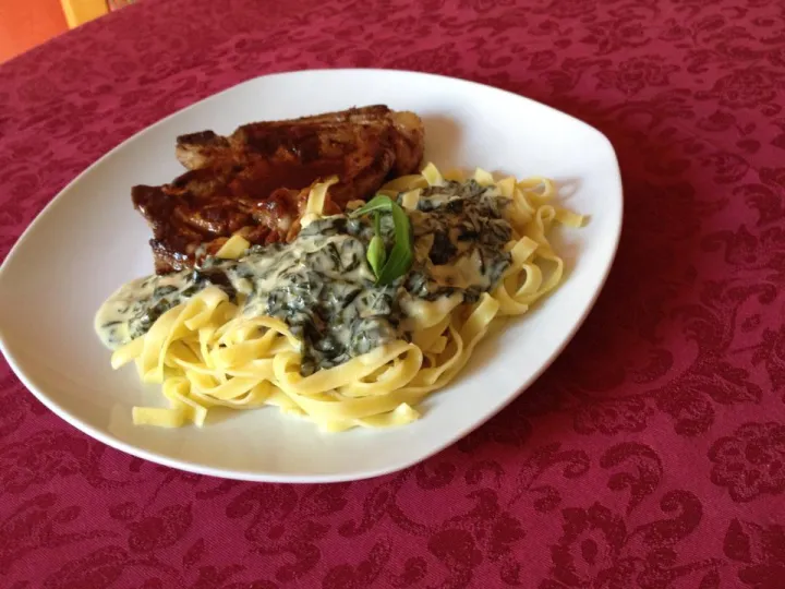 Bärlauch - Gorgonzola Soße auf Bandnudeln