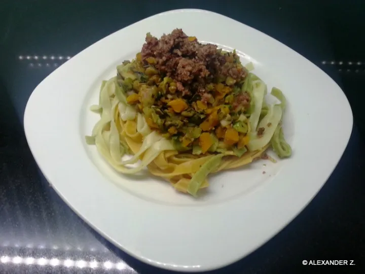 Bandnudeln mit Gemüse und Haschee