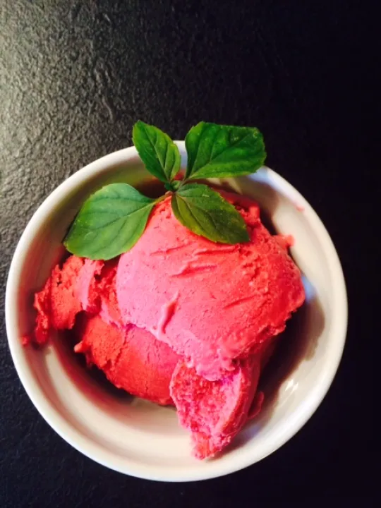 Cremiges Beeren-Joghurt Eis