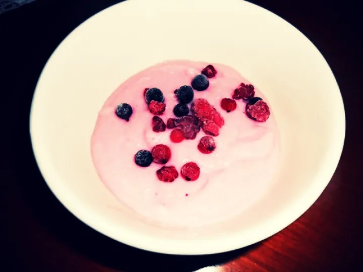 Flamingogrießpudding mit Beeren