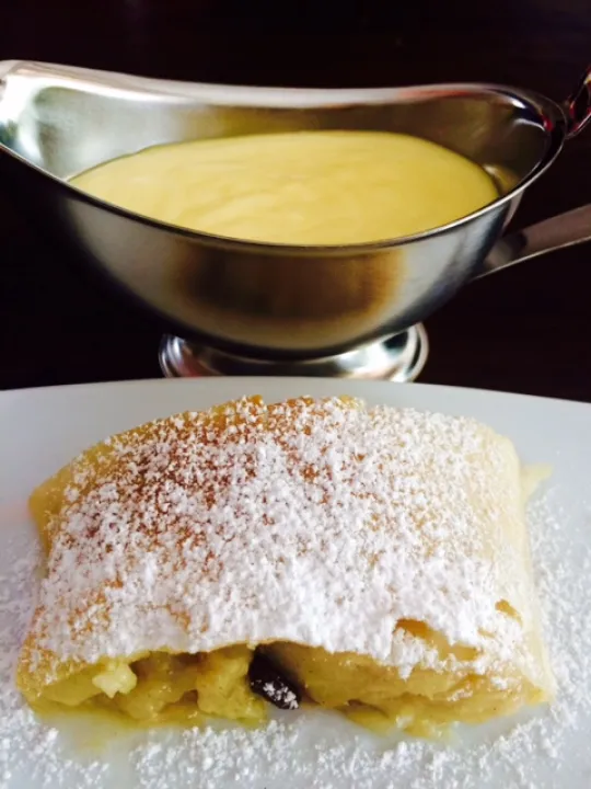 Birnen-Strudel mit Williams Sauce