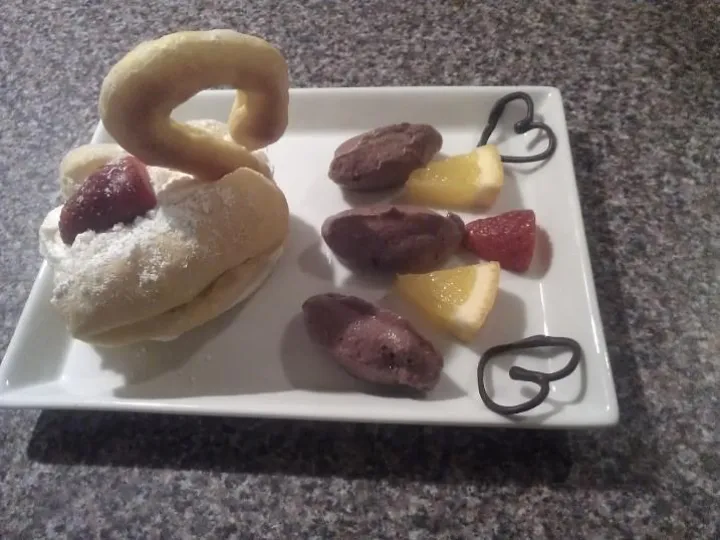 Brandteigschwan mit Mousse Au Chocolat  ! 