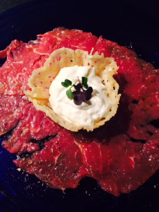 Carpaccio mit Knoblauch Dip im Parmesan Schälchen