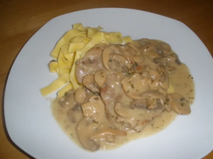 Champignonschnitzerl mit Bandnudeln