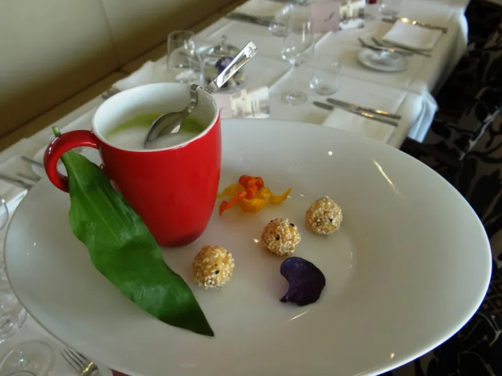 Cortado (Cappuccino) von Bärlauch mit knuspriger Sellerie-Kardamompraline