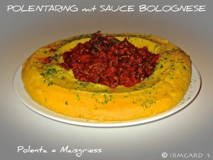 Polentaring mit Sauce Bolognese