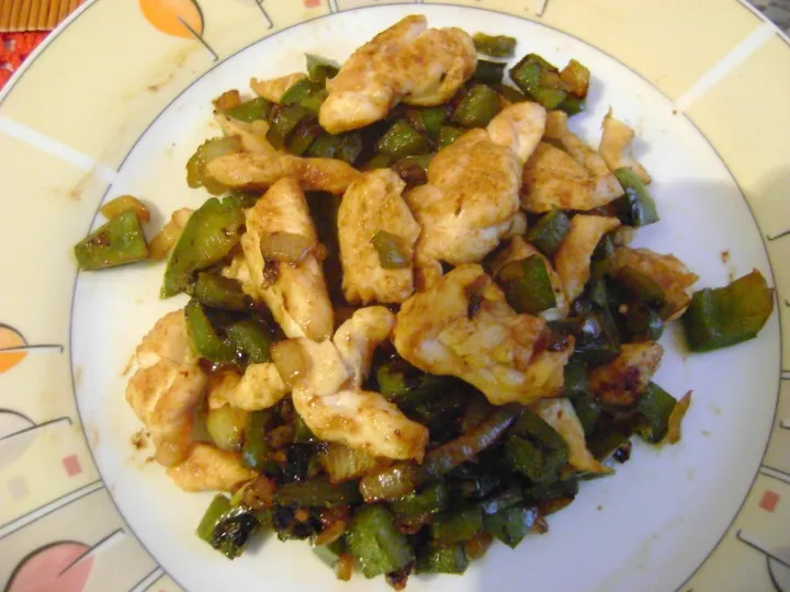 Hähnchenbruststreifen auf Paprikagemüse