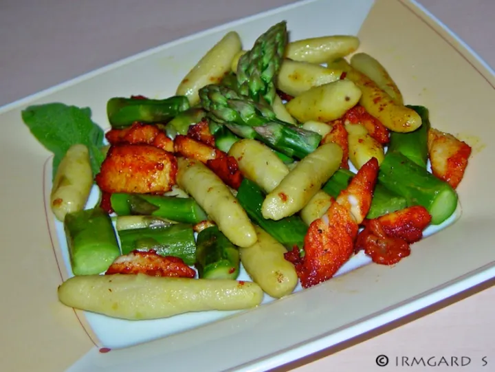 Tilapiafilet mit Grünspargel und Schupfnudeln