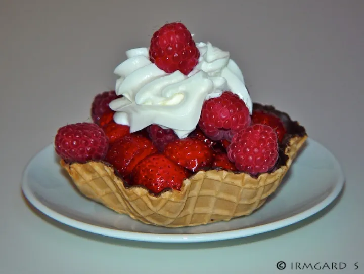 Waffelblüte mit Himbeeren und Erdbeeren