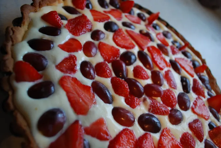 Mürbteigtorte mit Topfen-Oberscreme und Früchten