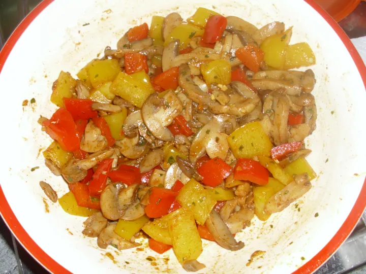 Scharfer Paprikasalat mit Pfefferoni und Chiliöl