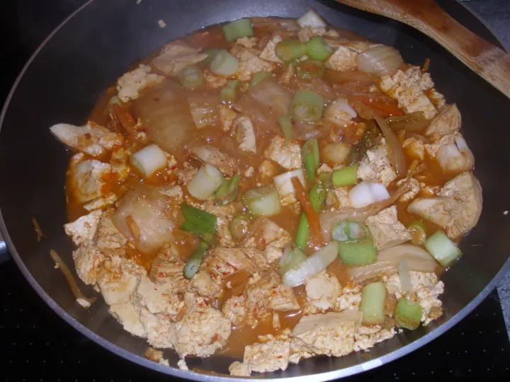 Kimchi Eintopf mit Hühnerfleisch und Tofu