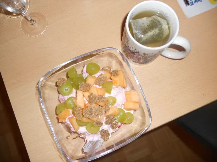 Fruchtiger Erdbeerquark mit Knusperflakes