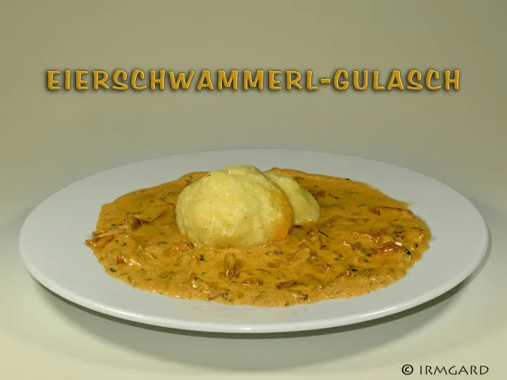 Eierschwammerlgulasch mit Polentaknödel