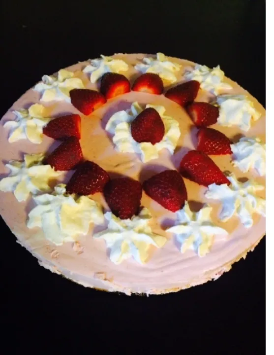 Einfache Erdbeertorte mit Biskuit