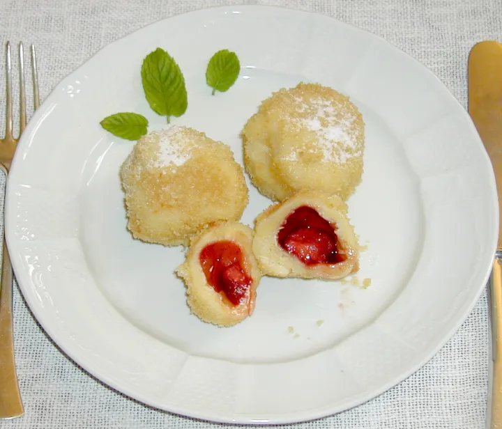 Erdbeerknödel (Marillenknödel)