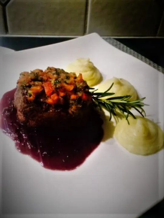 Filetsteak/Rotweinzwiebeln/Kräuter-Rindermark Kruste