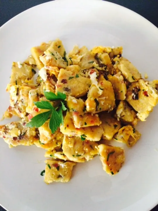 Geröstete Knödel mit Ei