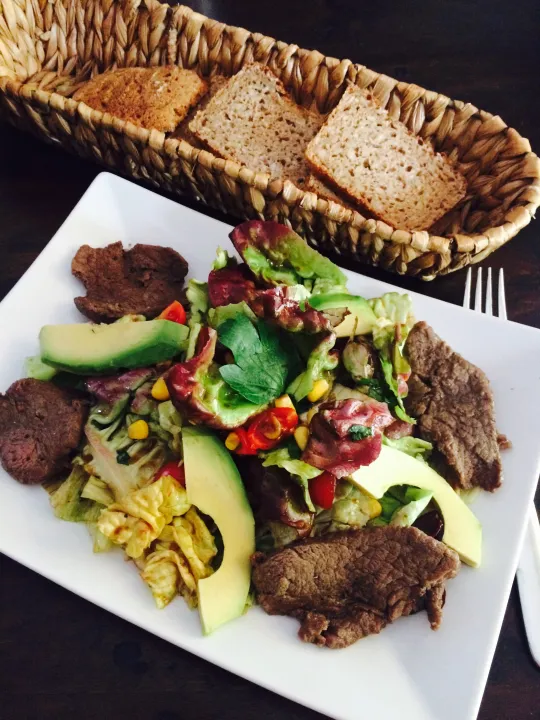 Salatteller mit Rinderfetzen