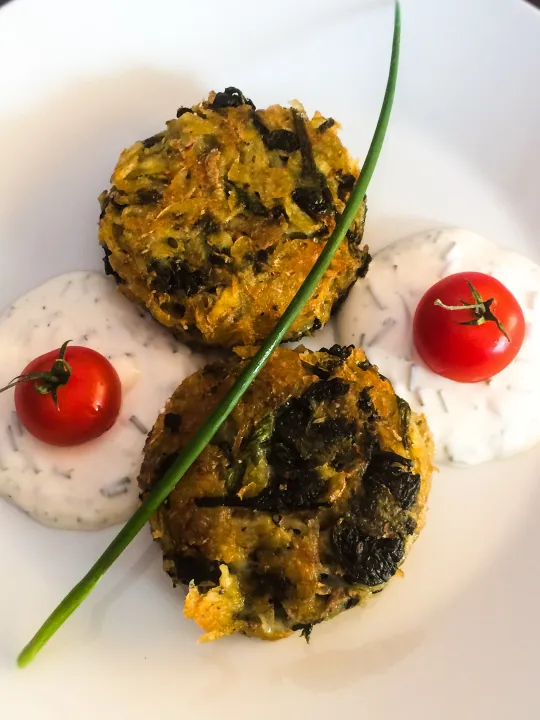 Erdäpfel- Spinat Laibchen mit Schnittlauchdip