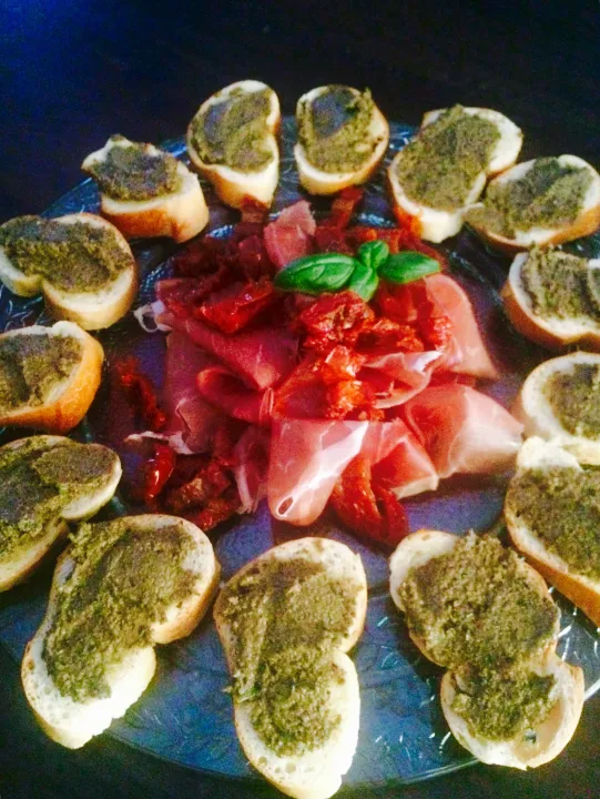 Crostini mit Olivenpaste