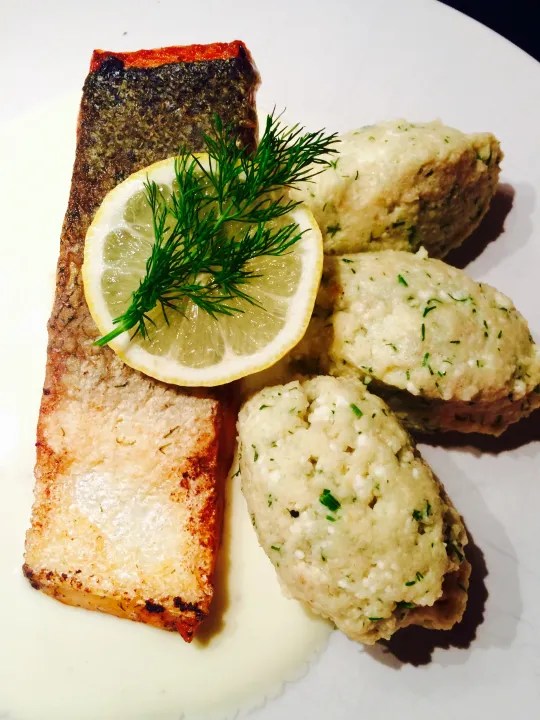 Dill-Topfennockerl auf Käse-Sahne Sauce 