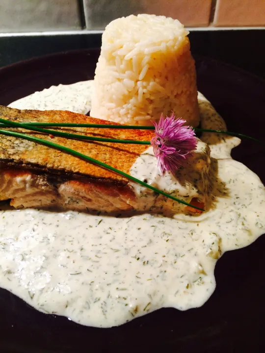 Dill-Sahne Sauce/Lachsfilet/Butterreis