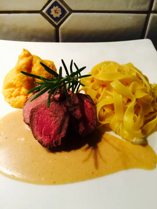 Rehrücken mit Wacholderrahmsauce