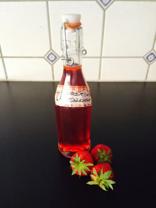 Erdbeer- Sirup mit Rosenwasser