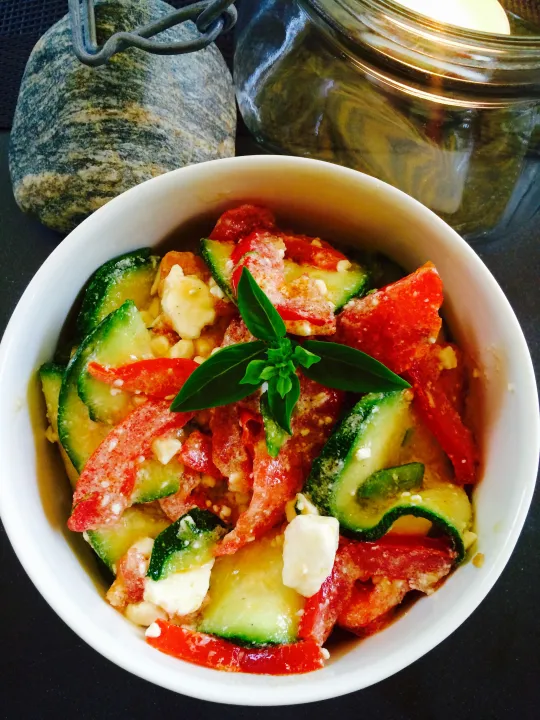 Zucchini- Tomaten Salat mit Feta 