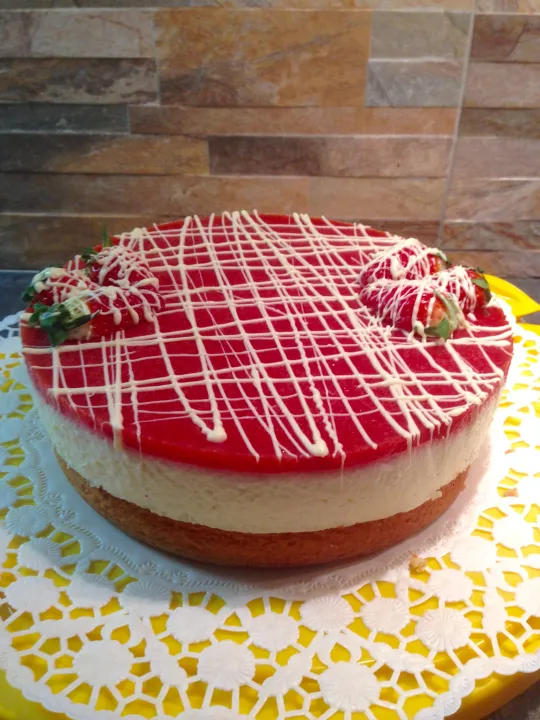 Topfentorte mit Erdbeerspiegel