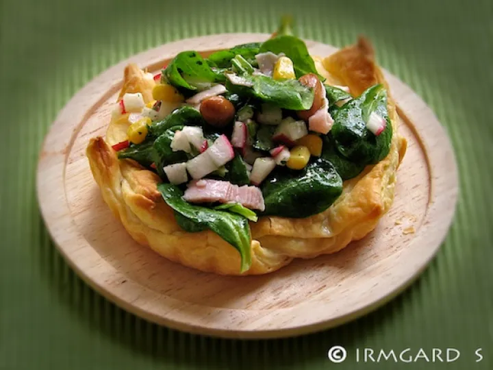Blätterteig-Salatnester mit Schinken