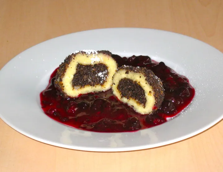 Mohnknödel aus Kartoffelteig