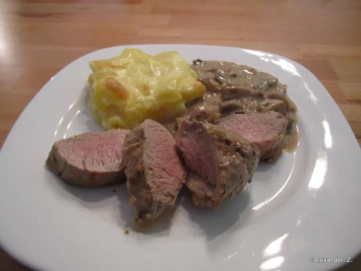 Schweinefilet medium mit Kartoffelgratin und Champignonsauce