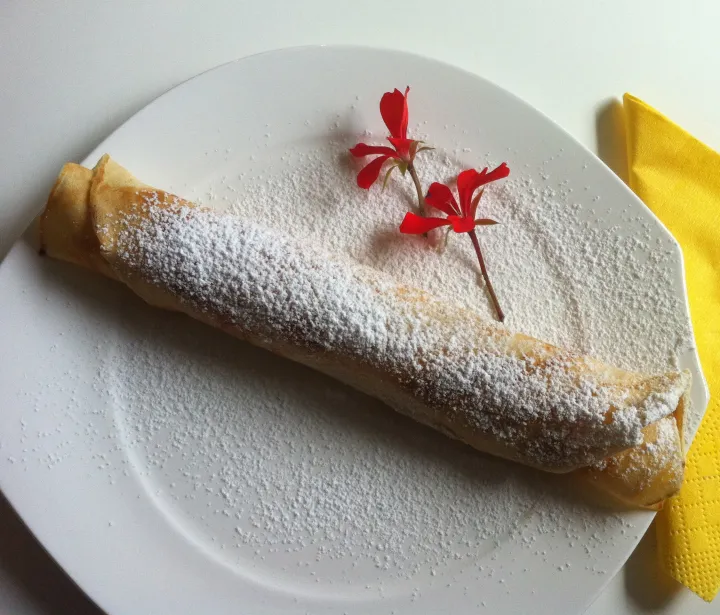 Palatschinken mit Marmelade gefüllt