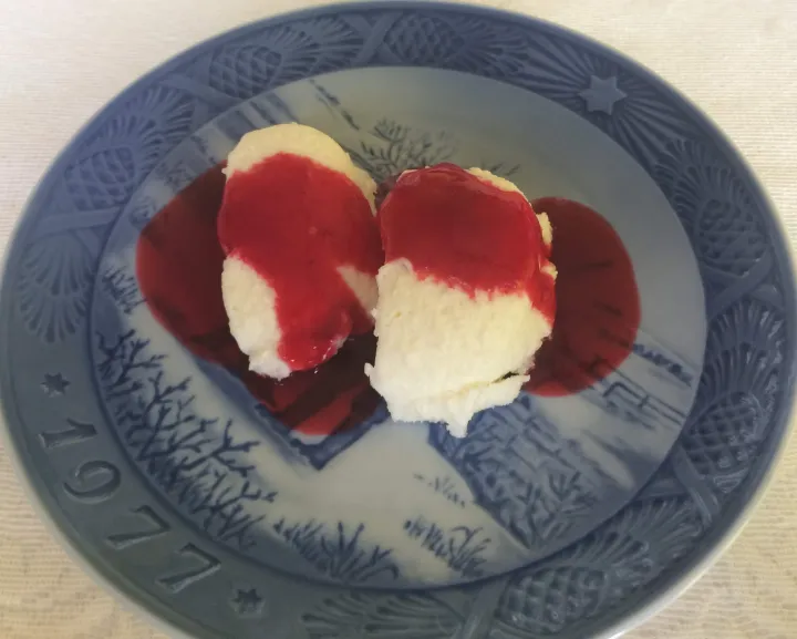 Joghurtnockerl mit Himbeersauce