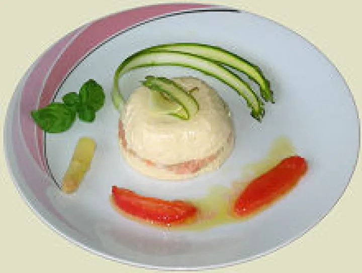 Spargelmousse mit Lachstatar
