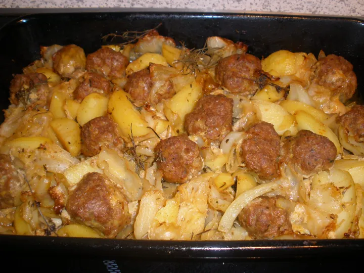Faschierte Bällchen auf Kartoffel - Kraut 
