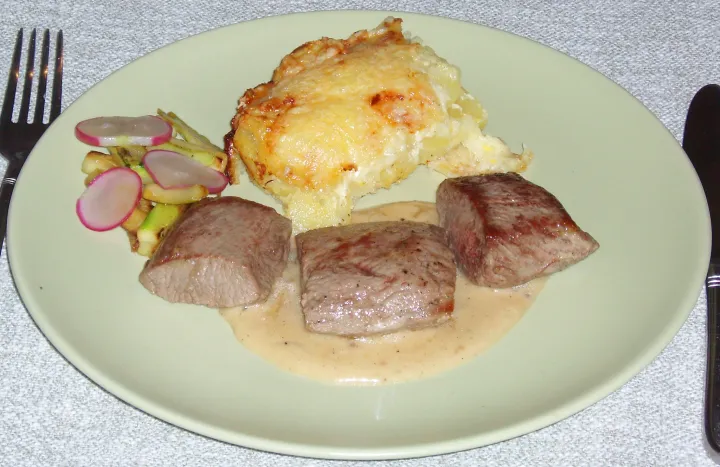 Lammfilet mit Schalottensauce und Erdäpfelgratin