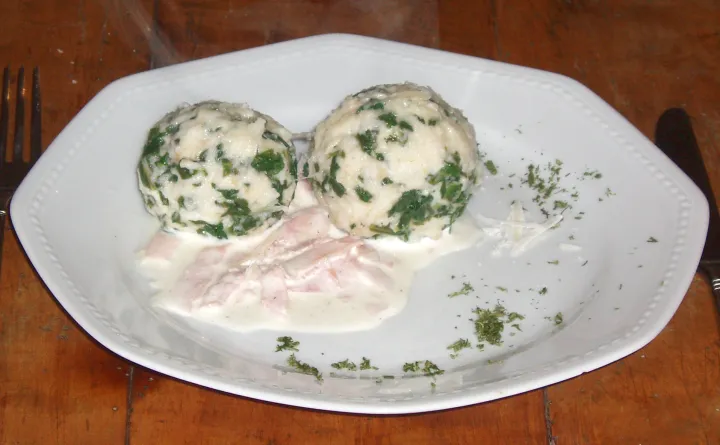Mangoldtopfenknödel mit Schinkensahnesauce