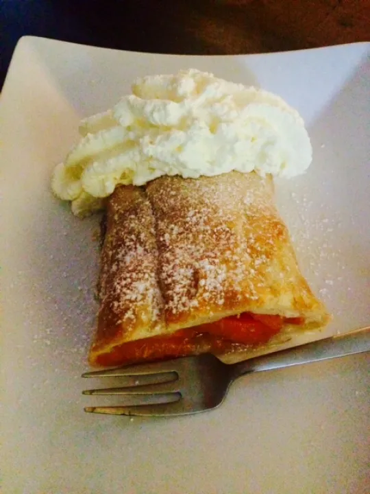 Marillenstrudel mit Biskotten