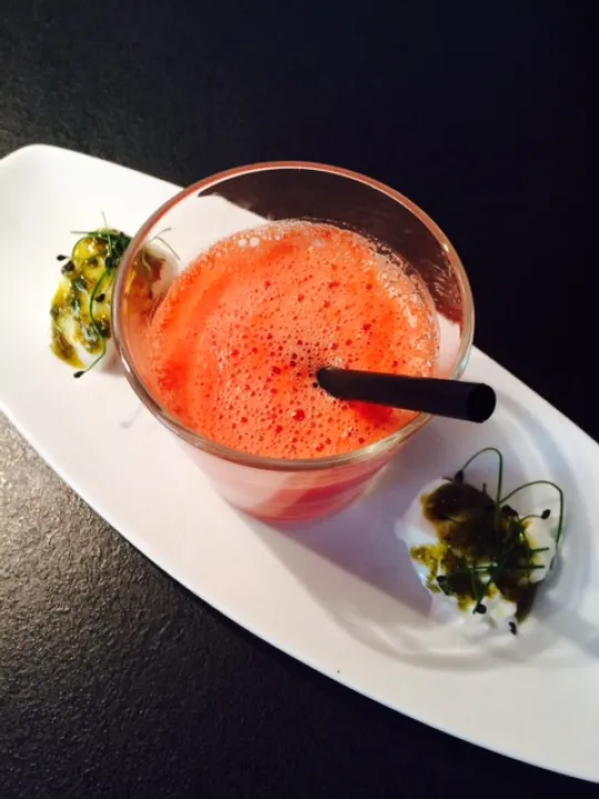 Melonen Kaltschale mit Büffelmozzarella und Burrata