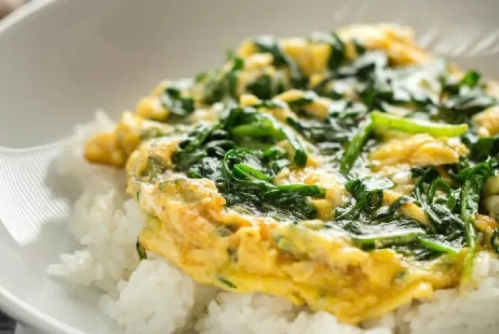 Ei mit Schnittlauch auf Reis