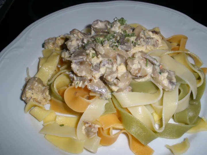 Tagliatelle mit Champignons, Speck und Morzarella