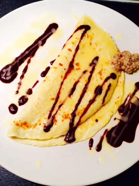 Nusspalatschinken mit Schokoladensauce