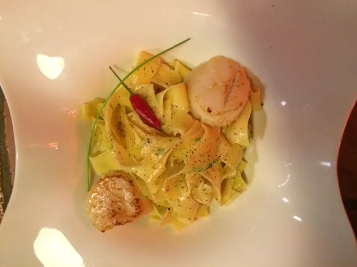 Tagliatelle in Weißweinsauce und mit Jakobsmuscheln