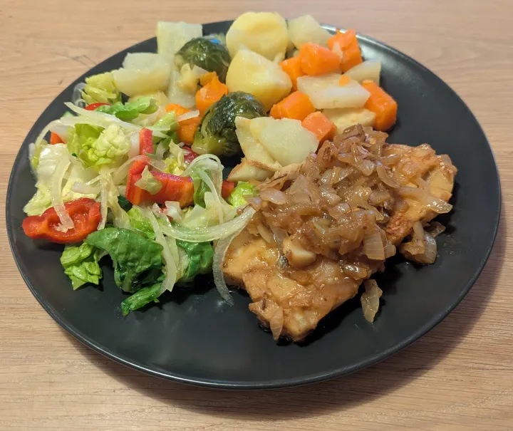 Polardorsch in Zwiebelsauce mit Gemüse 