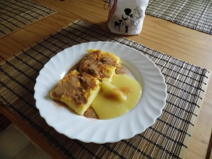Grießschnitten mit Apfelmus