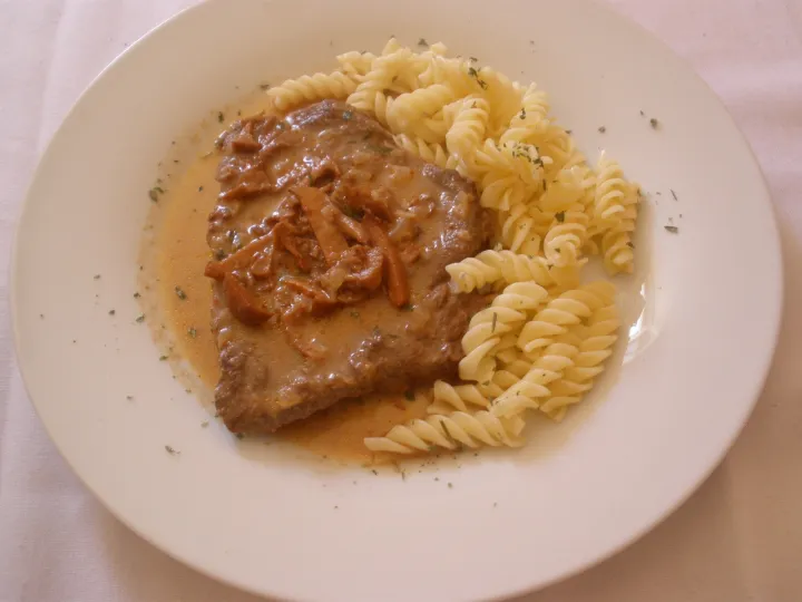 Rindsschnitzerl in Schwammerlsoße