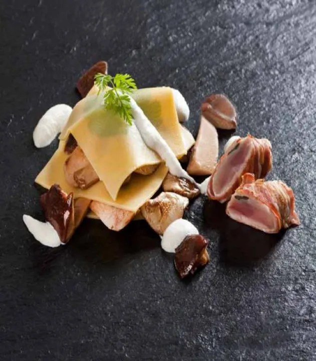 Offener Steinpilz Raviolo mit Saltimbocca von der Wachtel